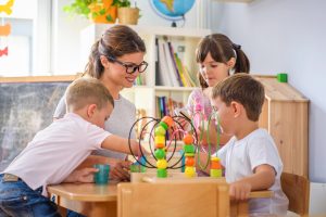 Methods of teaching critical thinking in children قطبینو